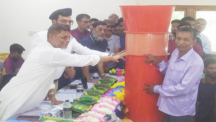 মাঝে বীজ, সার ও এয়ার ফ্লো মেশিন বিতরণ